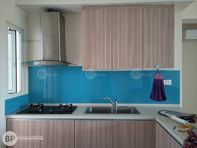 Lắp kính bếp màu xanh Lơ Cô Quý Thạch Bàn Long Biên